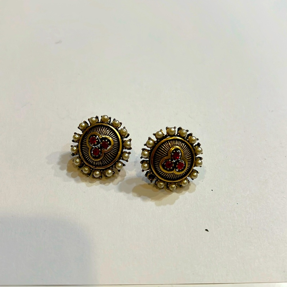 Very beautiful vintage earring